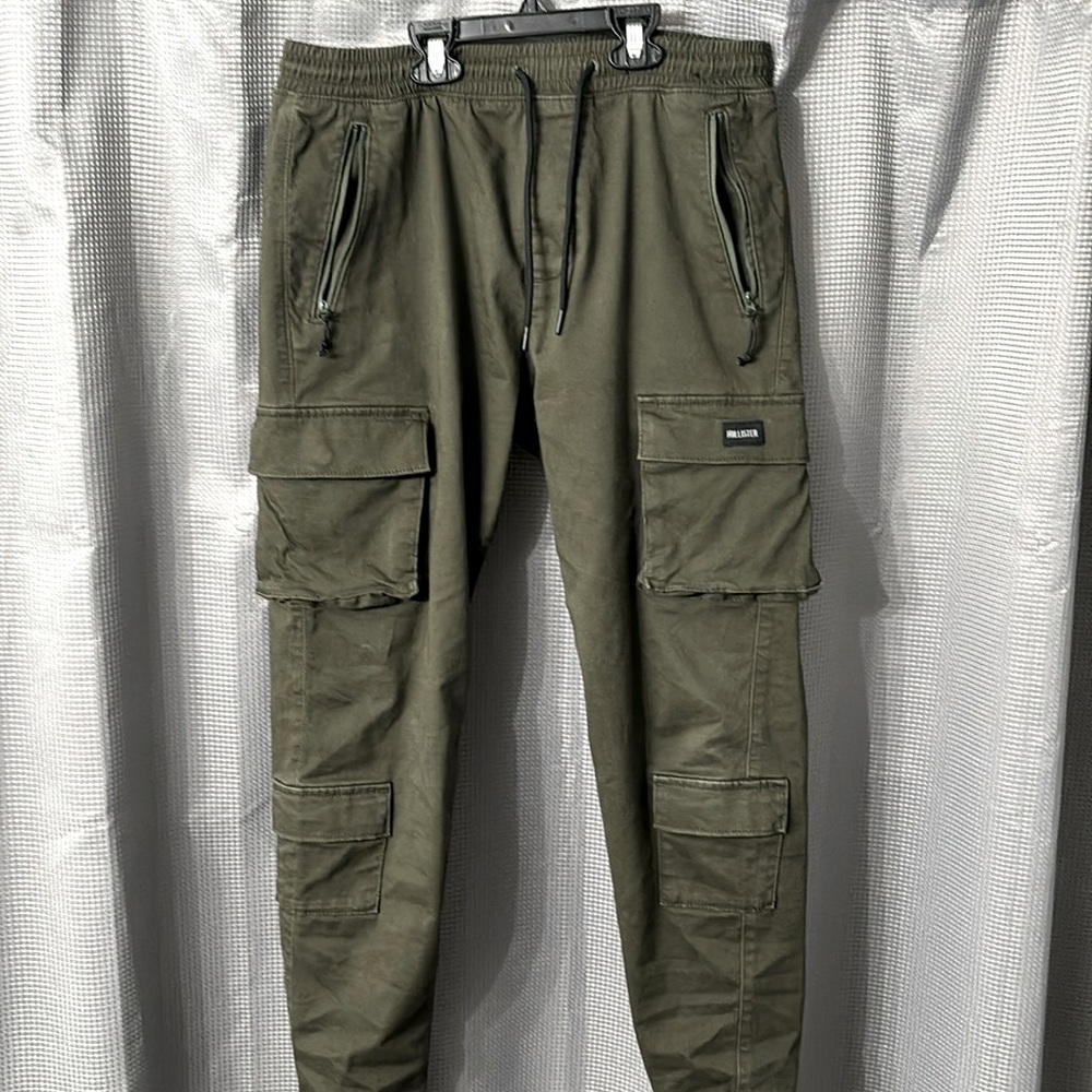 Hollister men’s green cargo pants, size small